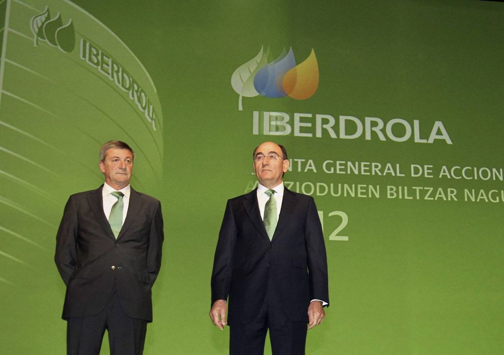 Foto: El presidente de Iberdrola, Ignacio Sánchez Galán (d), acompañado por el director general de la compañía, José Luis San Pedro (Efe)