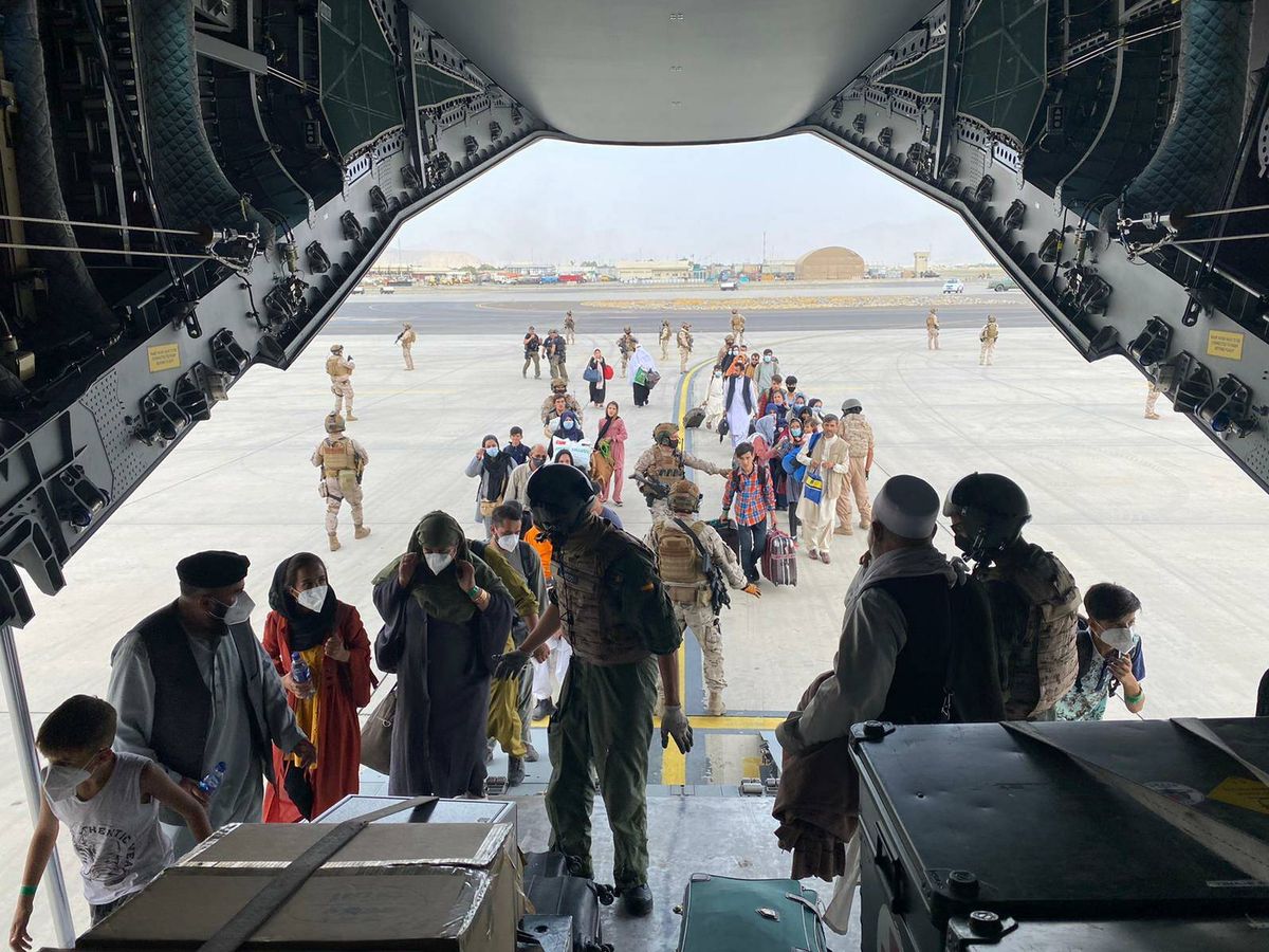 Foto: Momento de la evacuación de Kabul en un avión español. (Ministerio de Defensa)