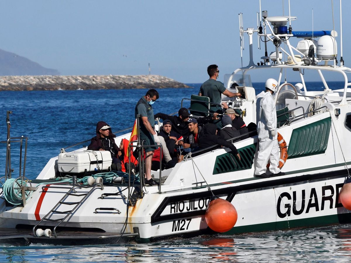 Foto: Traslado de 10 inmigrantes al puerto de Almería tras ser rescatados. (EFE)