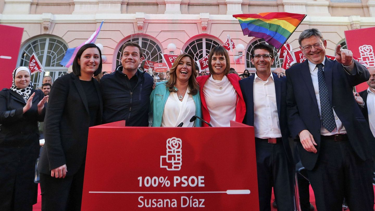 Susana Díaz, con el presidente valenciano, Ximo Puig, este 21 de abril en la Casa de la Cultura de Xàtiva. (EFE)