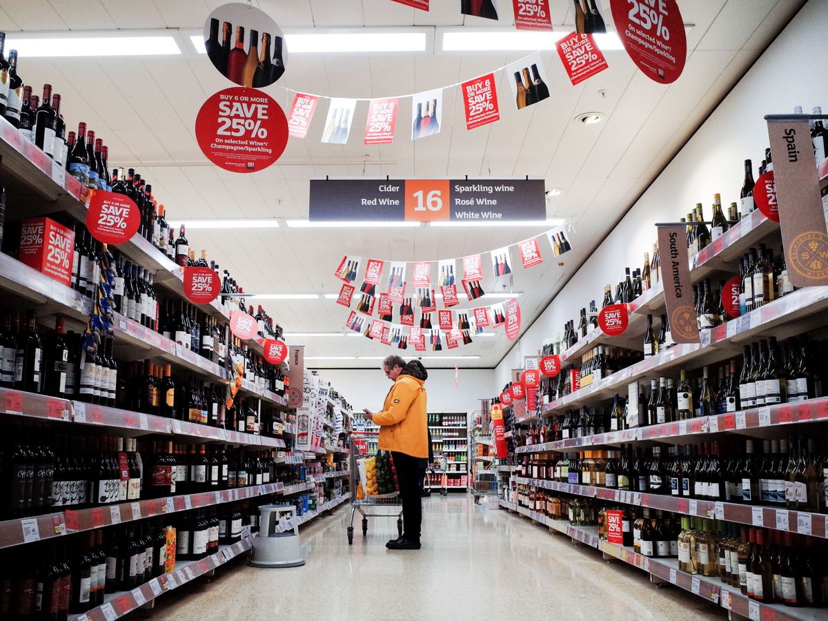 Foto: Un comprador recorre el pasillo de las bebidas alcohólicas en un supermercado de Huddersfield, UK. (EFE/Adam Vaughan)