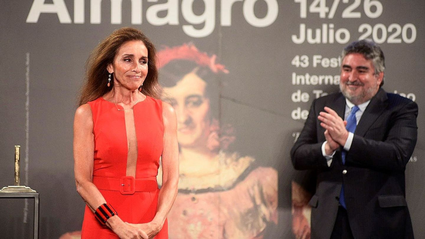 Ana Belén, acompañada por el ministro de Cultura, José Manuel Rodríguez Uribes. (EFE).
