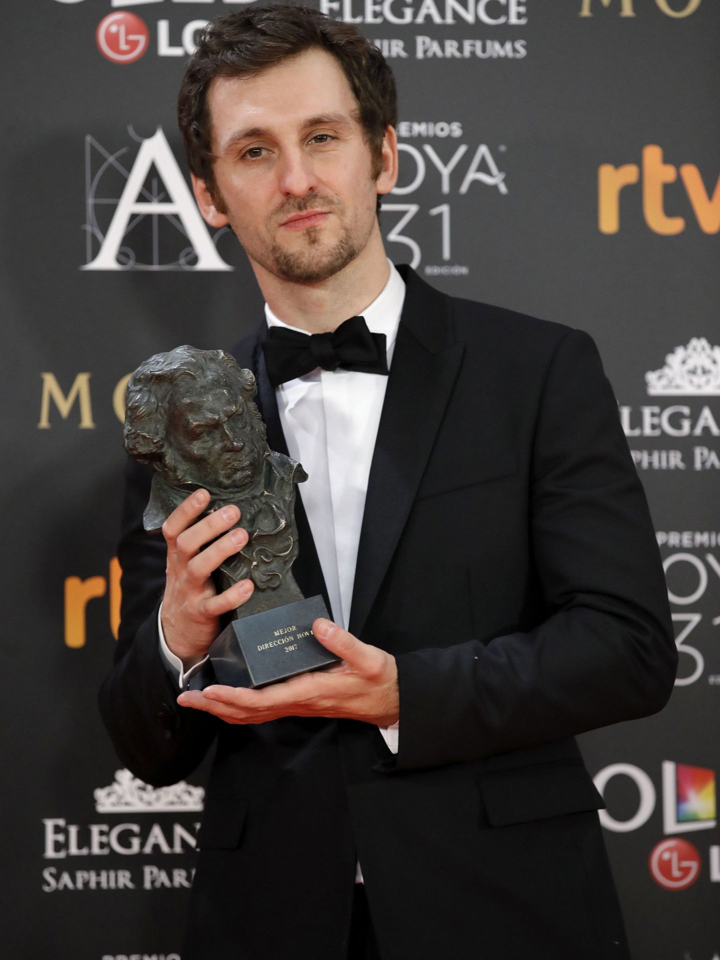 El actor y realizador Raúl Arévalo tras recibir el Goya a la mejor dirección novel (Efe)