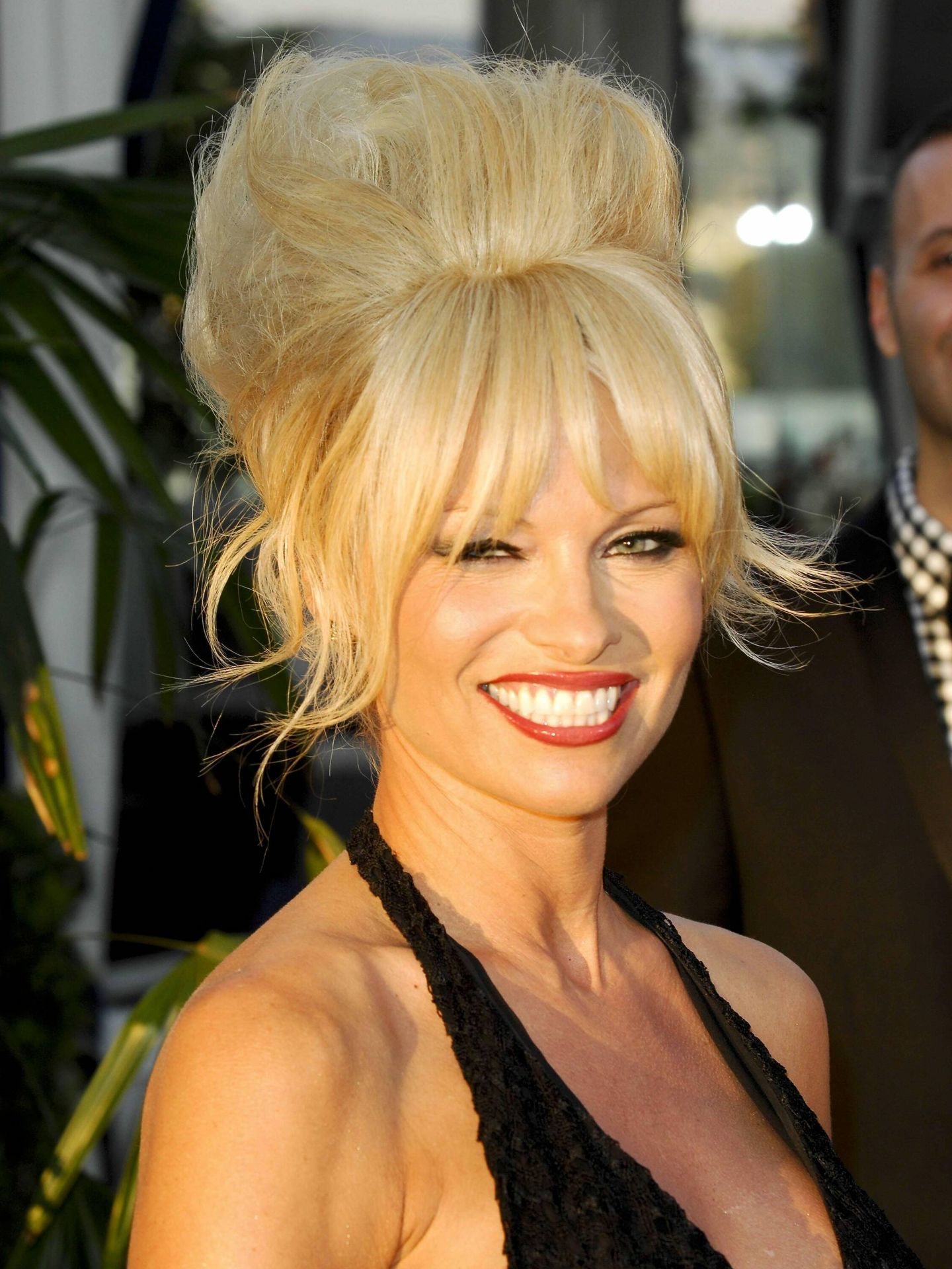 Pamela Anderson, con su altísimo moño, en la gala Merci For Animals. (Getty/Patrick Rideaux/PicturePerfect)