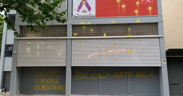 Foto: Pintadas en la sede del PSOE en Barcelona (Twitter)