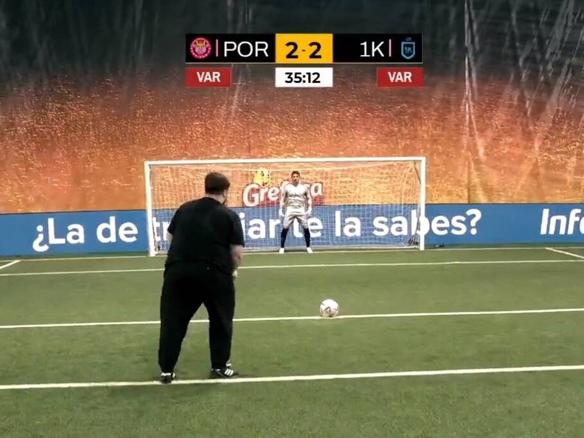 Foto: Ibai Llanos tira el penalti contra Iker Casillas (@KingsLeague).