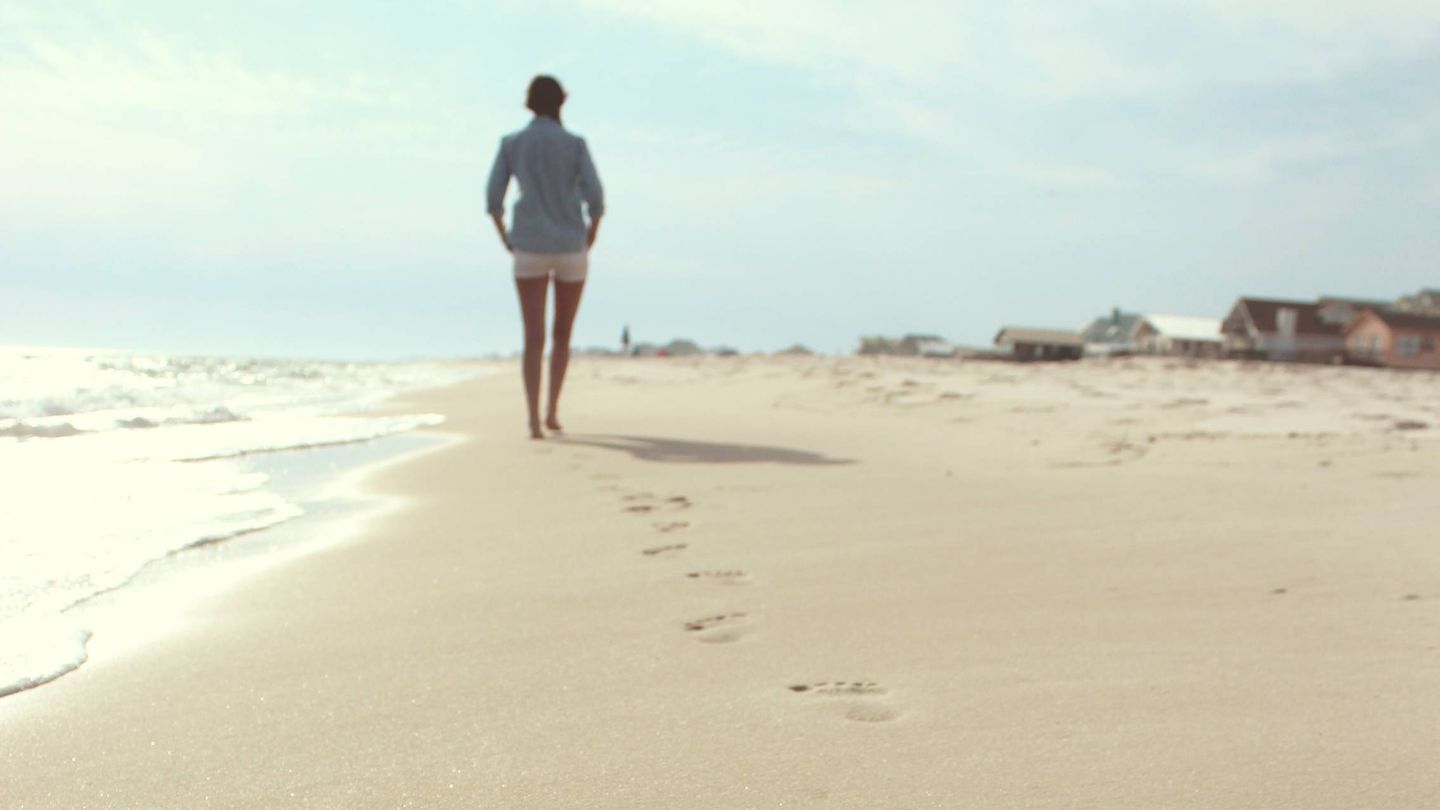 Caminar por la playa quema calorías. (Unsplash/Zack Minor)