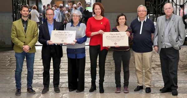 Foto: La alcaldesa de Girona y concejales del PDeCAT, ERC y la CUP sostienen la placa de la nueva plaza. (Ayuntamiento Girona)