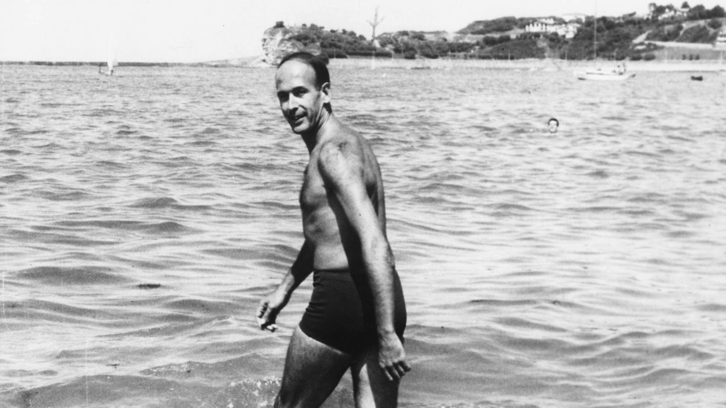  Giscard D'Estaing, bañándose en San Juan de Luz en 1965. (Getty)