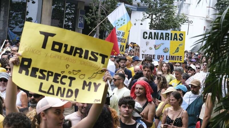 Foto de Miles de canarios dicen basta al turismo de masas: Tiene un límite                        