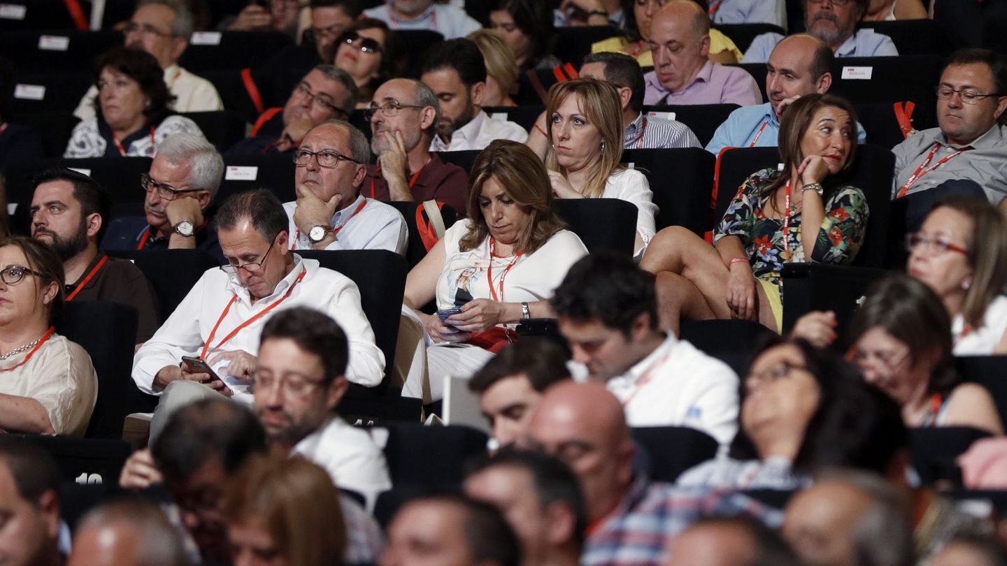Susana Díaz consulta su móvil durante la inauguración del 39º Congreso Federal del PSOE. (EFE)