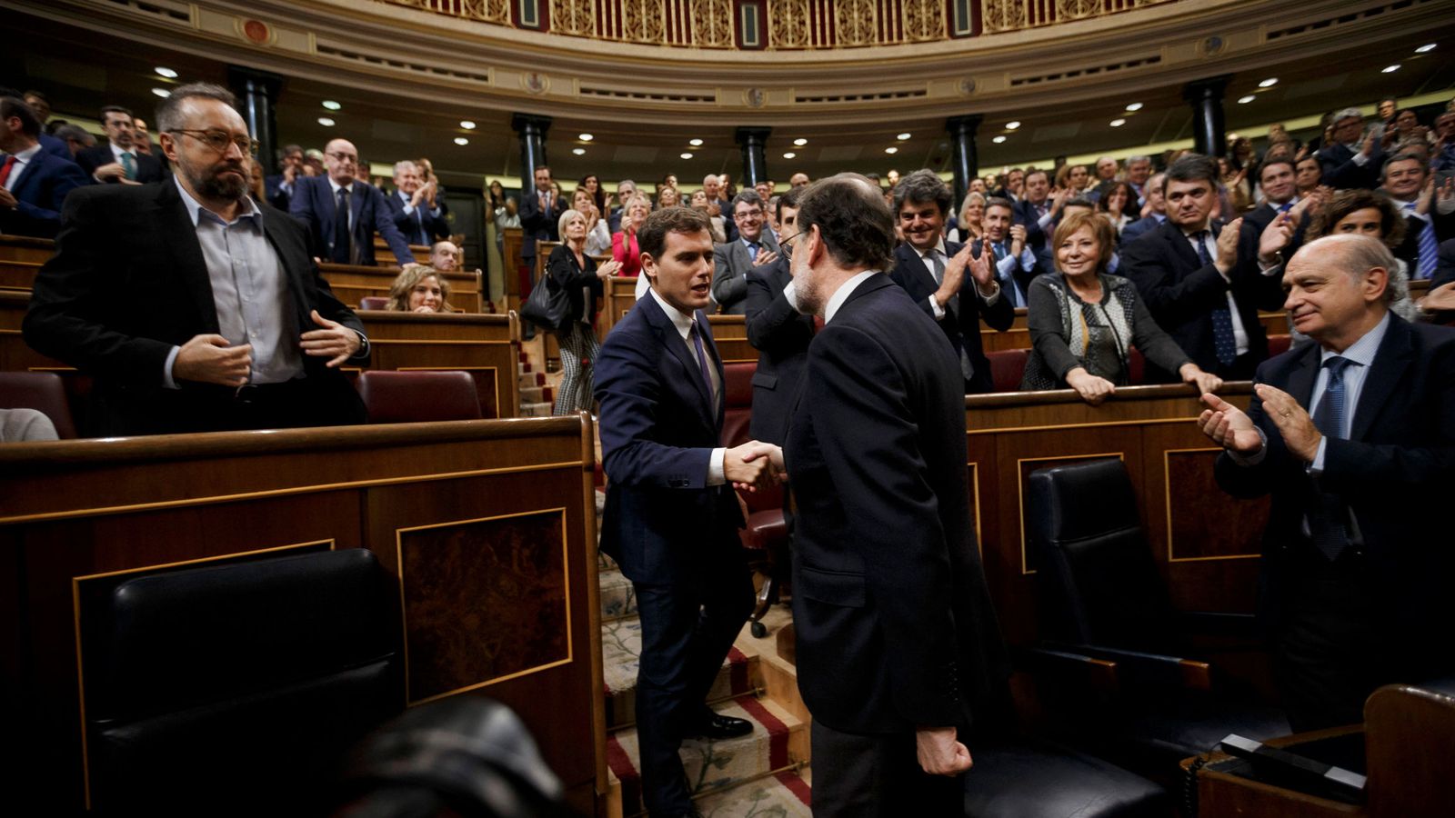 Foto: Albert Rivera y Mariano Rajoy se saludan al término de la investidura del candidato del PP. (EFE)