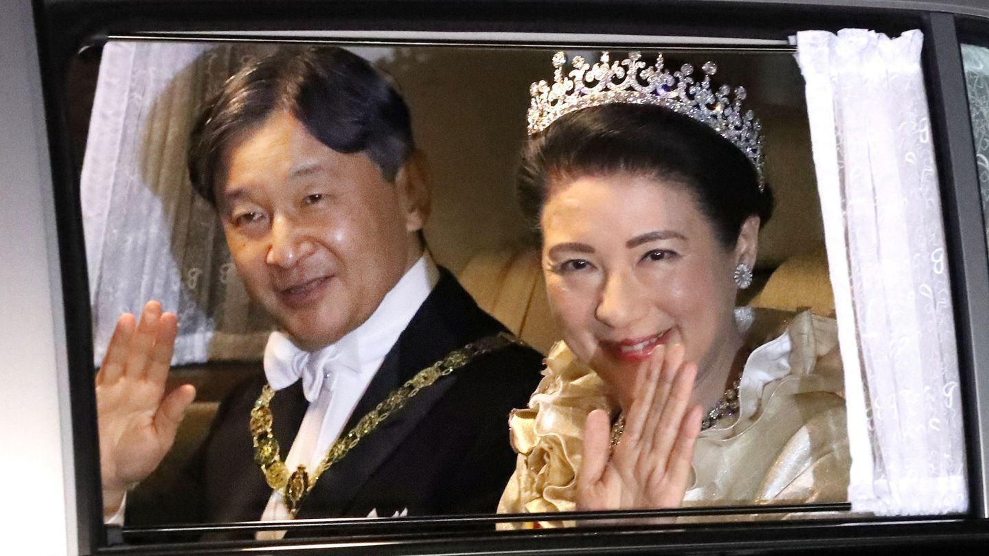Naruhito y Masako, rumbo al banquete real. (Reuters)