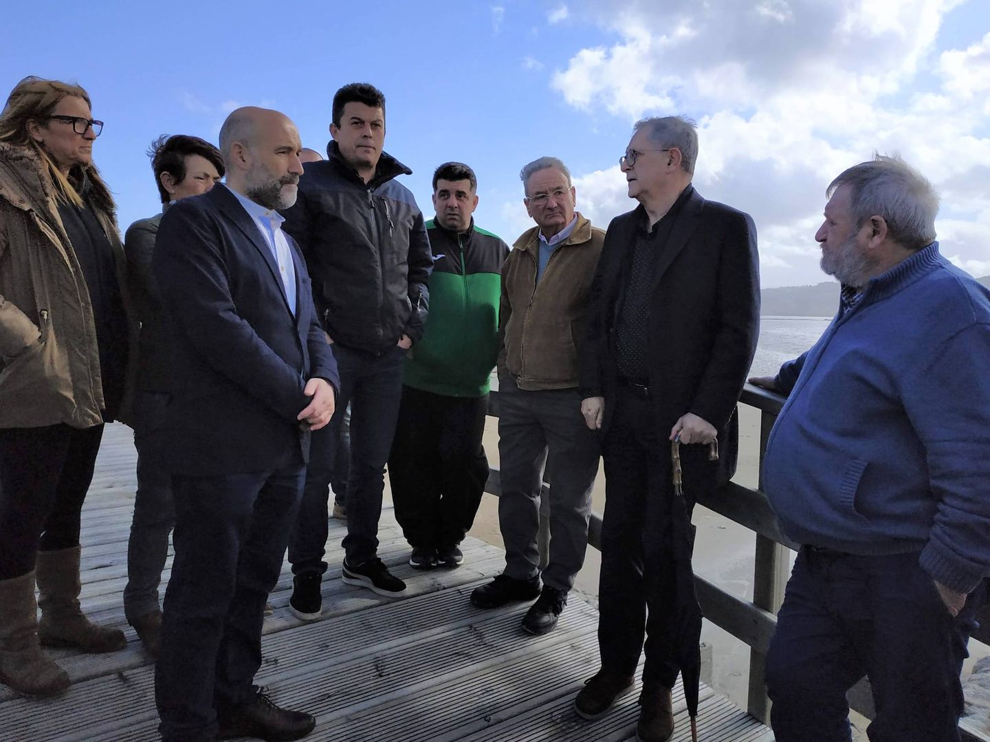 El secretario general de la Unión do Povo Galego, Néstor Rego, reunido con mariscadores.