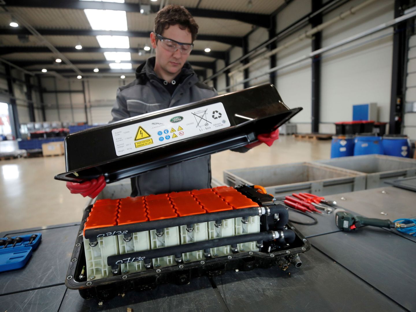 El reciclaje de baterías de vehículos eléctricos es un mercado al alza. (Reuters/Wolfgang Rattay)