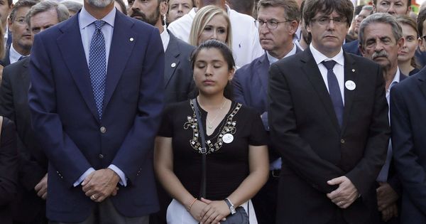 Foto: El rey Felipe junto al expresidente de la Generalitat, Carles Puigdemont en el homenaje a las víctimas el 26 de agosto de 2017. (EFE)