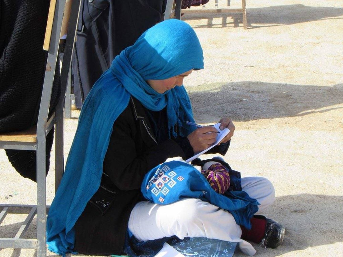 Jahan Taab realizando el examen de acceso mientras cuida de su bebé (Yahya Erfan)