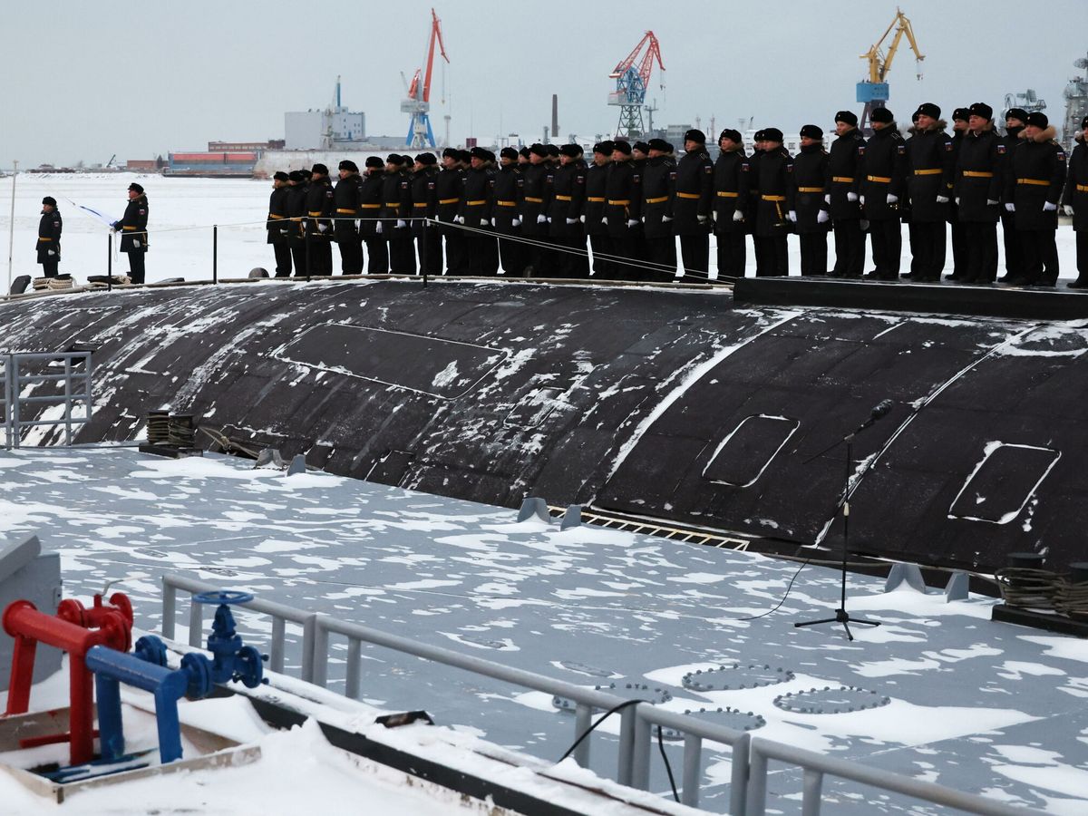 Foto: La Armada rusa se alinea a bordo del submarino nuclear Emperador Alejandro III durante la ceremonia de izado de la bandera en los astilleros Sevmash. (EFE/Kirill Iodas)
