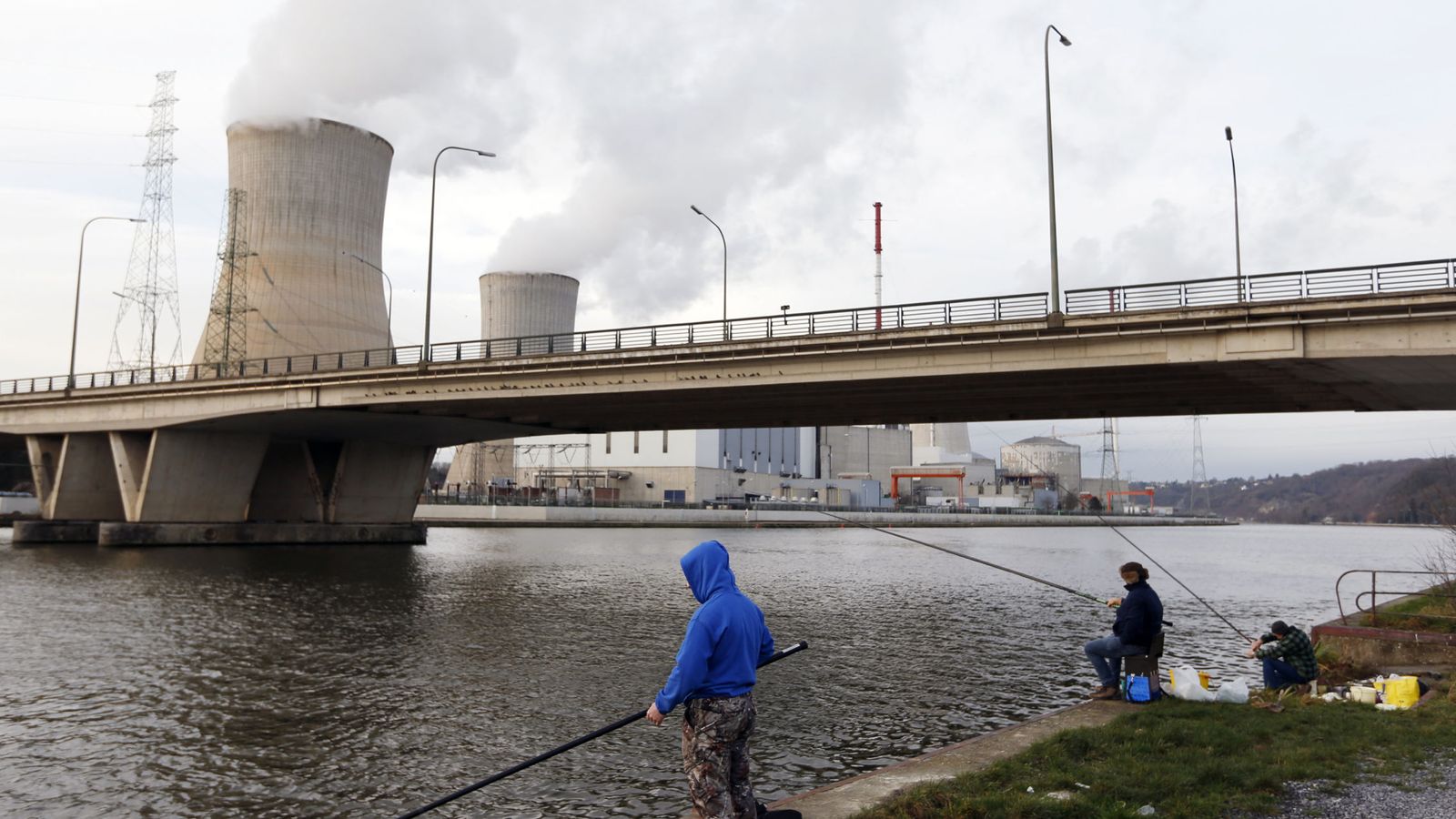 Foto: Pescadores en el río Meuse, frente a la planta nuclear de Tihange, en diciembre de 2015 (Reuters)