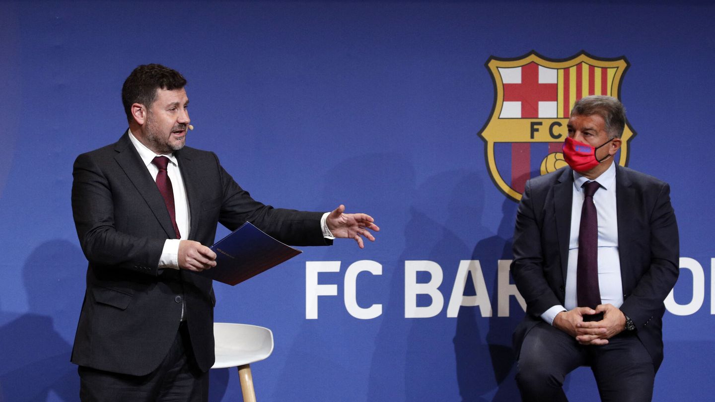 Soccer Football - FC Barcelona Press Conference - Camp Nou, Barcelona, Spain - February 1, 2022 FC Barcelona president Joan Laporta with economic vice president Eduard Romeu during the press conference REUTERS Albert Gea