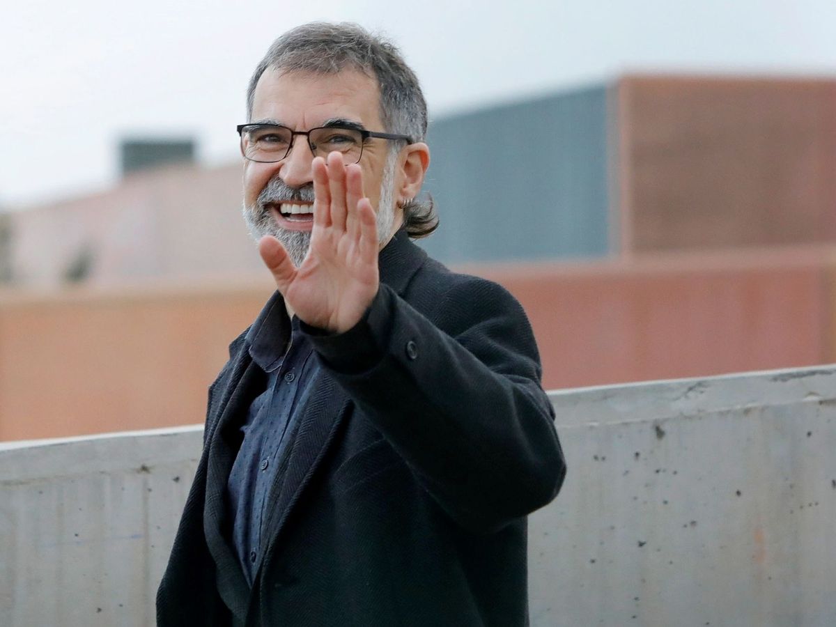 Foto: El presidente de Òmnium Cultural, Jordi Cuixart, esta mañana al salir de la prisión barcelonesa de Lledoners (EFE)