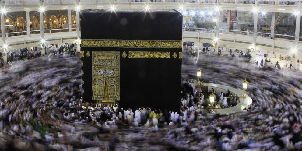 Musulmanes dan vueltas a la Kaaba en La Meca, el lugar más sagrado del islam, en Arabia Saudí (Reuters).