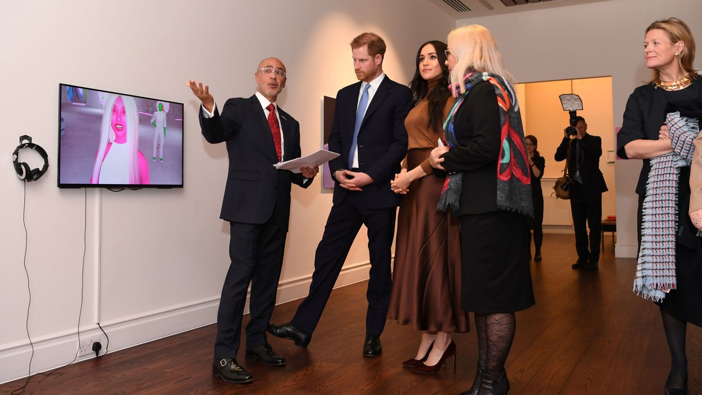 Harry y Meghan durante la visita en la que la Duquesa lució una falda satinada. (Reuters)