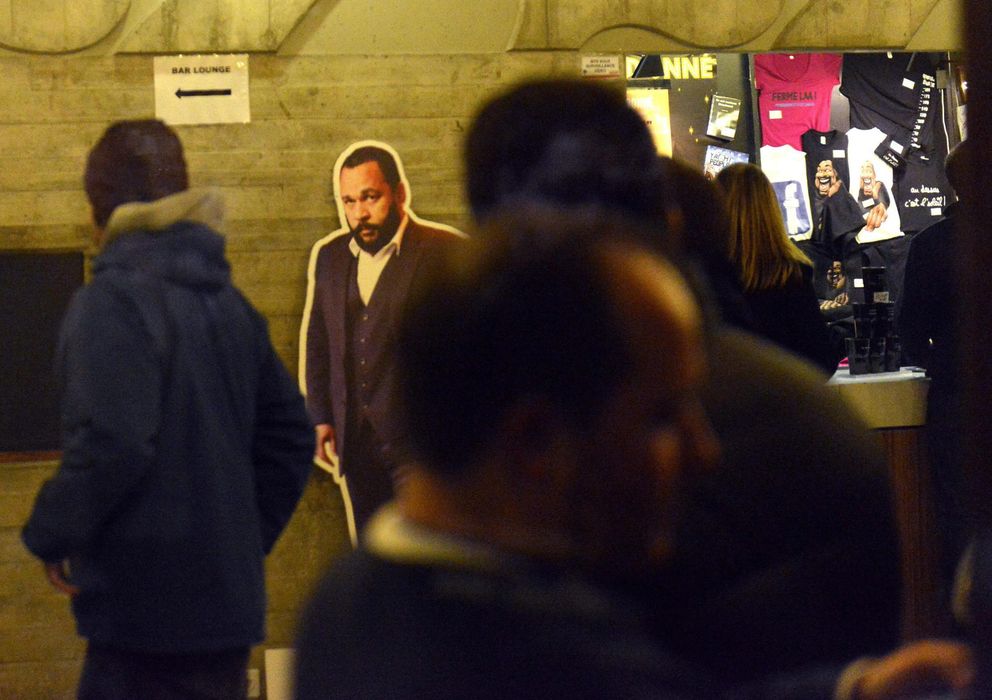 Foto: Algunas personas pasan junto a una figura del comediante francés Dieudonne M'bala M'bala. (EFE)