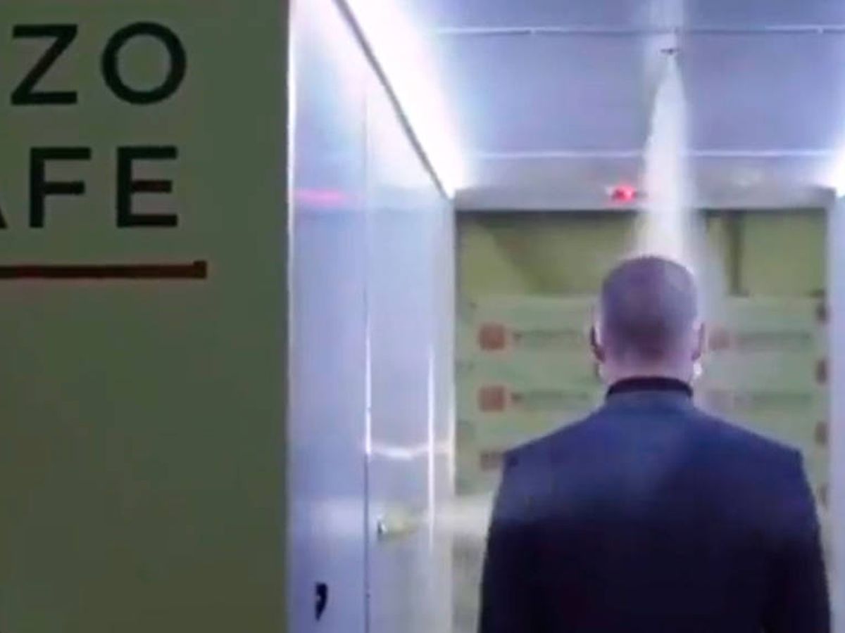Foto: El túnel desinfectante que debe atravesar toda persona que entre en contacto con Putin (Foto: Twitter) 