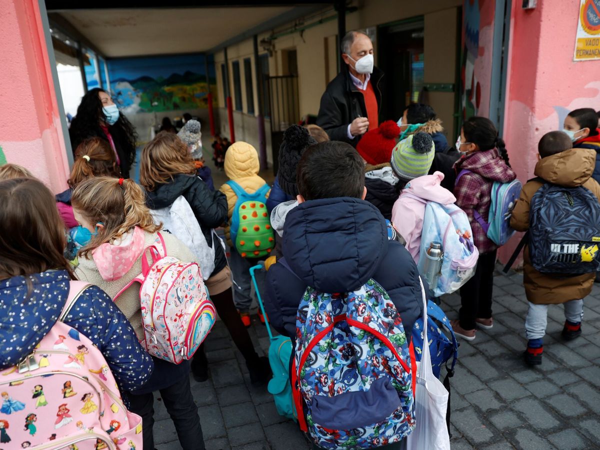 Foto: Varios niños esperan en la entrada de un colegio. (EFE/Mariscal)