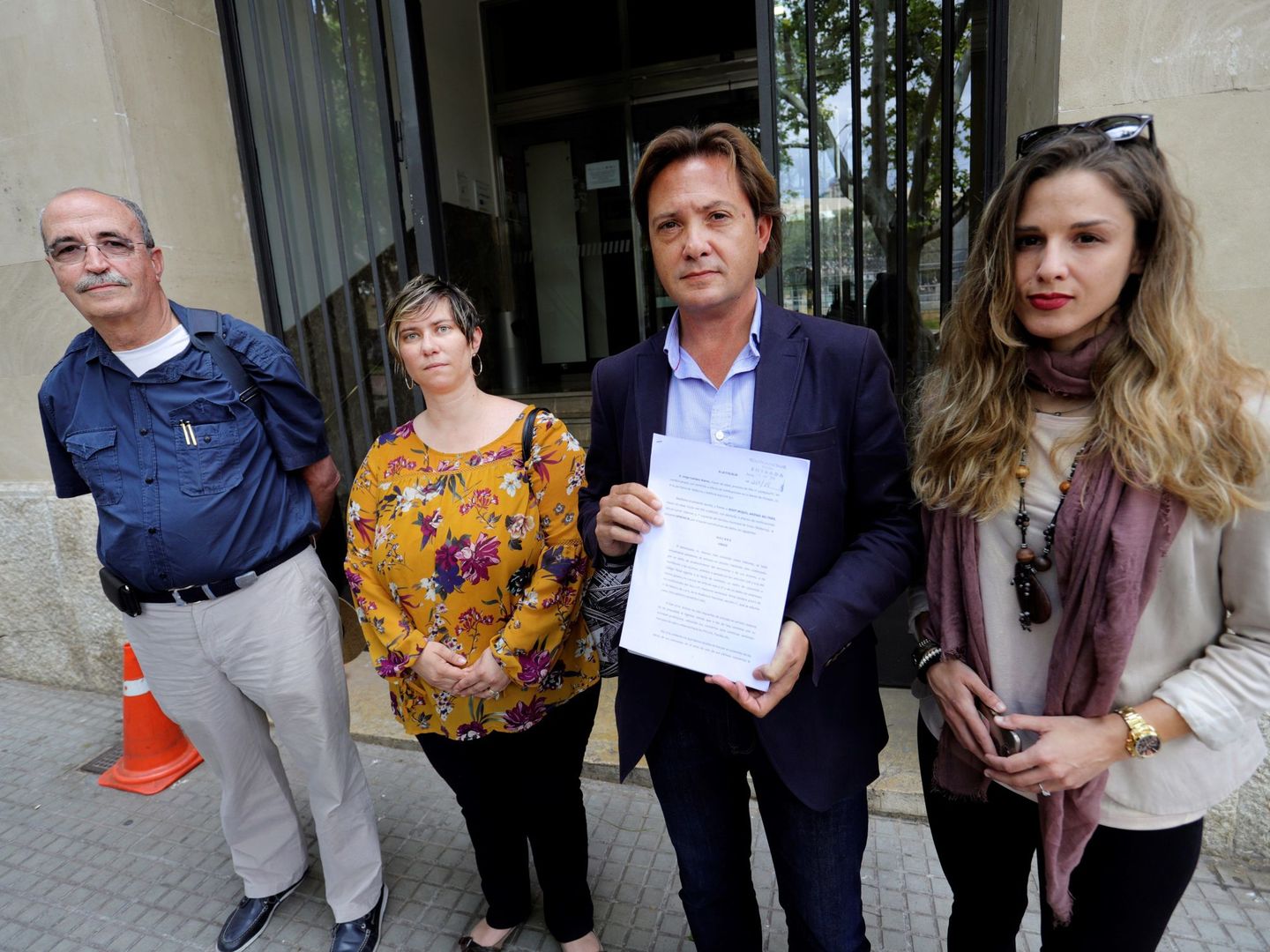 El presidente de Actúa Baleares, Jorge Campos (2d), y Malena Contestí (d), entregan a la Fiscalía una denuncia contra el rapero Valtonyc. (EFE)