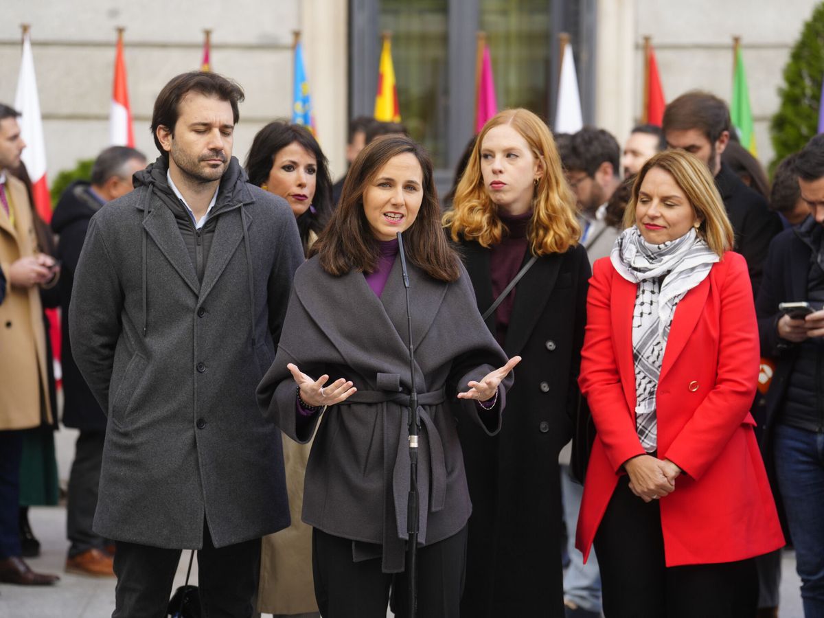 Foto: La secretaria general y diputada de Podemos, Ione Belarra (2i, delante), acompañada por los diputados de su grupo. (EFE/Borja Sánchez-Trillo)