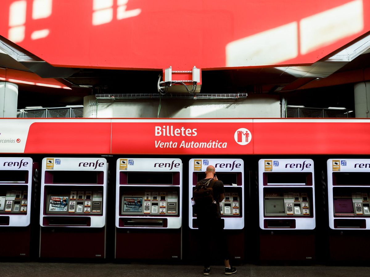 Foto: Viajeros gestionan la compra de sus abonos en máquinas expendedoras de billetes en una estación de Cercanías de Madrid. (EFE/Mariscal)