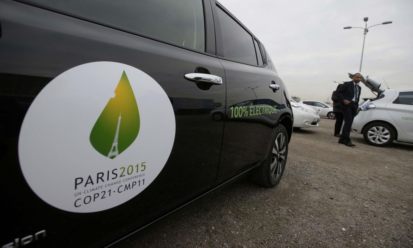 Un coche eléctrico con el logo de la Conferencia de París. (Reuters)