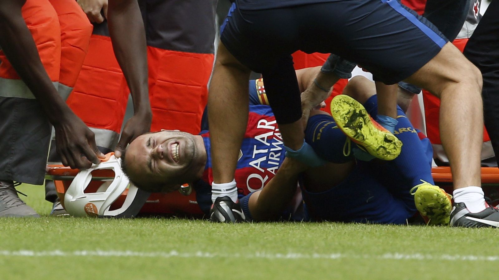 Foto: Andrés Iniesta se retuerce de dolor tras la entrada de Enzo Pérez (EFE)