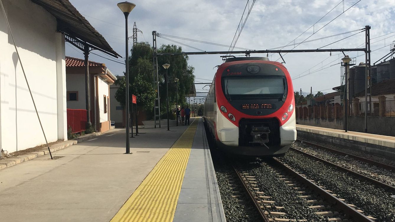 Foto: El tren de Cercanías Málaga-Álora, entrando en la estación de Pizarra. (Agustín Rivera)