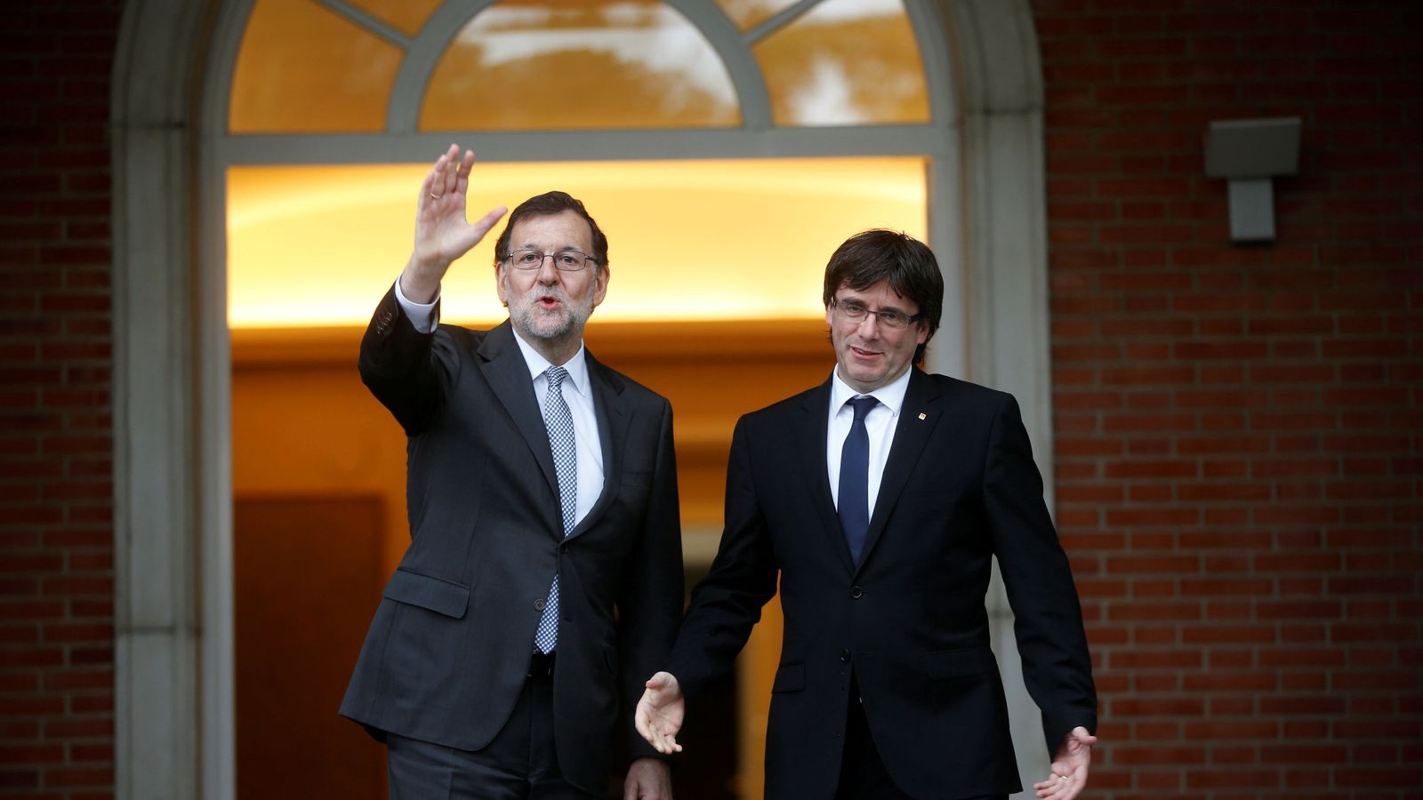 Foto: Imagen de archivo de un encuentro entre Rajoy y Puigdemont en la Moncloa. (Reuters)