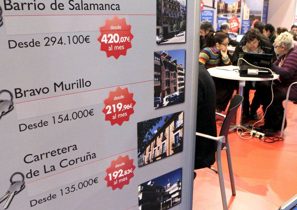 Foto: Ofertas de viviendas en el salón inmobiliario de Madrid en 2011 (Efe).