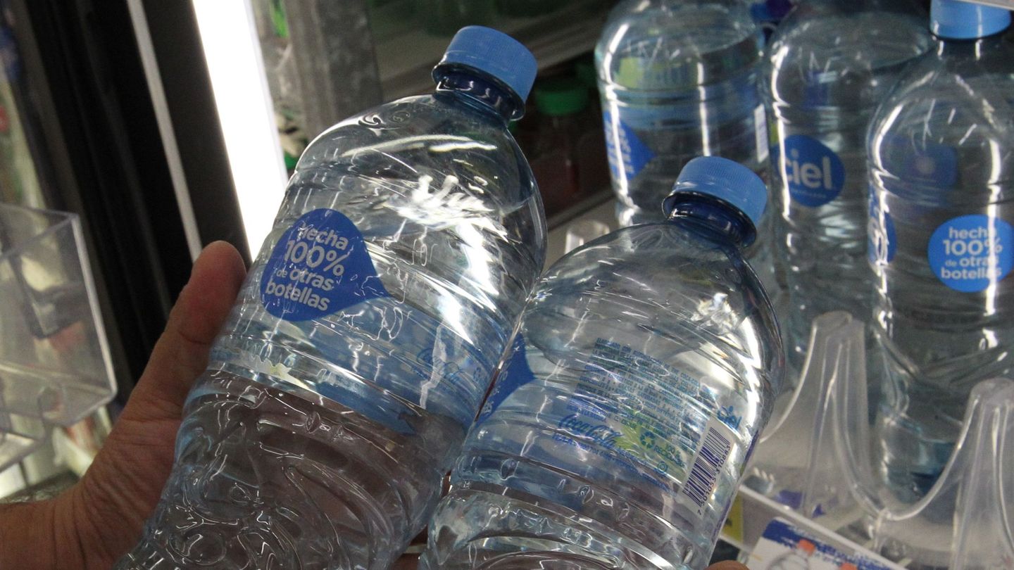 Botellas elaboradas con plástico reciclado. (EFE)