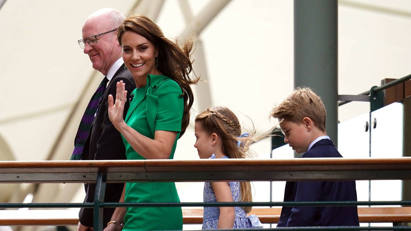 Kate Middleton, junto a sus hijos mayores. (CP)