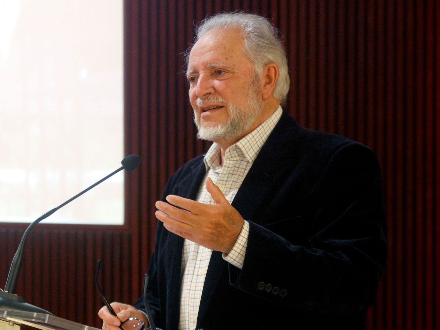 Julio Anguita durante la entrega del Premio Internacional de Periodismo 'Julio Anguita Parrado'. (EFE)