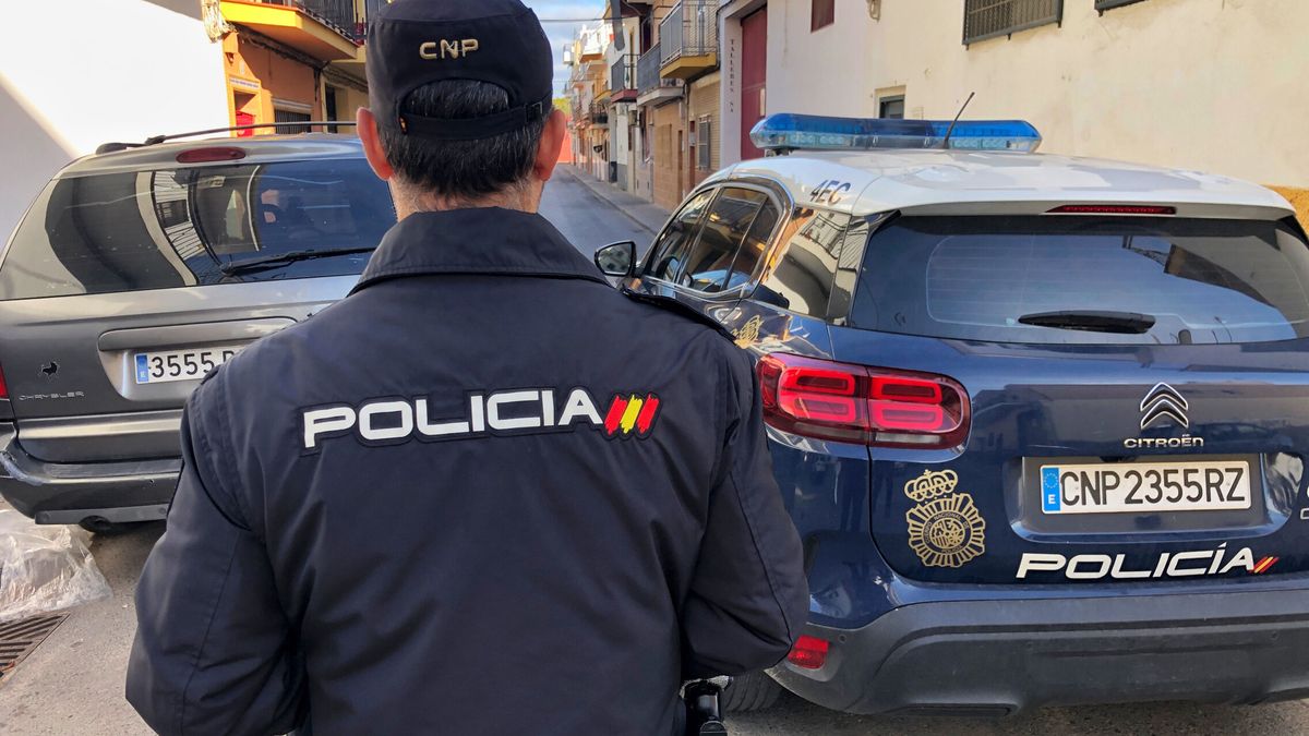 Detenido un vecino de Sevilla tras golpear a su pareja en plena calle y dejarla herida