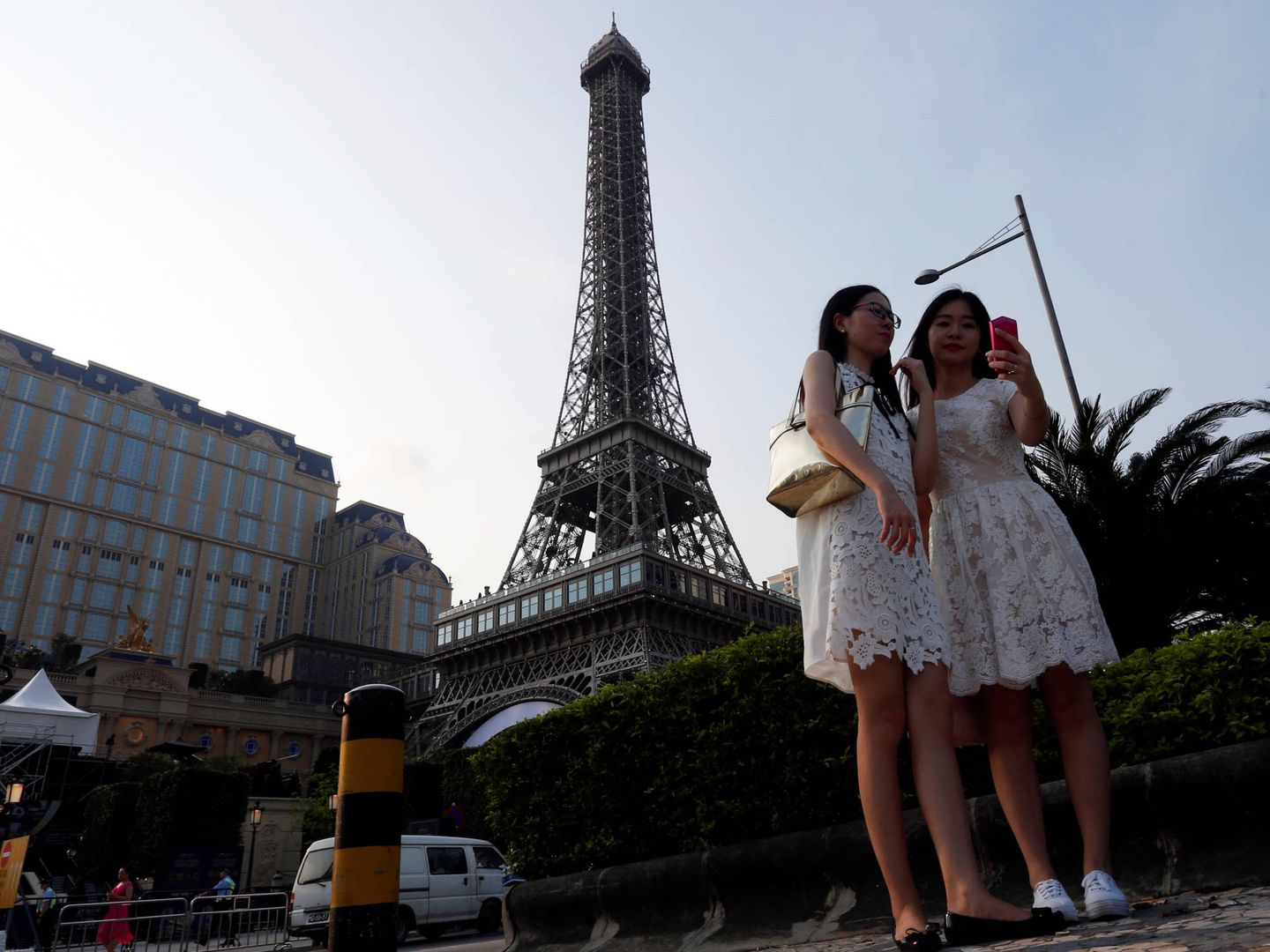Turistas se fotografían ante un réplica de la Torre Eiffel en Macao. (Reuters)
