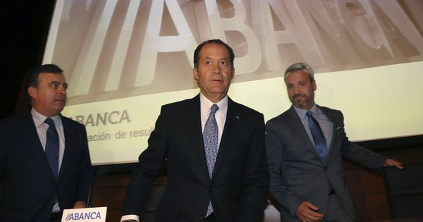 Foto:  El presidente de Abanca, Juan Carlos Escotet (c), en la presentación de las cuentas del primer semestre. (EFE)