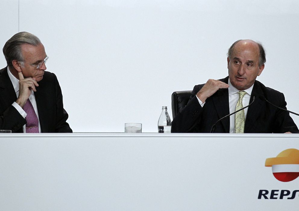 Foto: El presidente de Repsol, Antonio Brufau (d), junto al presidente de La Caixa, Isidre Fainé (Efe)