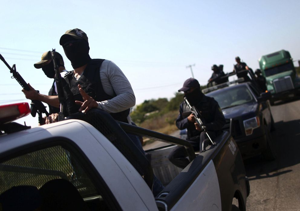 Foto: Miembros de las autodefensas de Michoacán con efectivos de la Policía en las afueras de Apatzingan, Michoacán (Reuters).