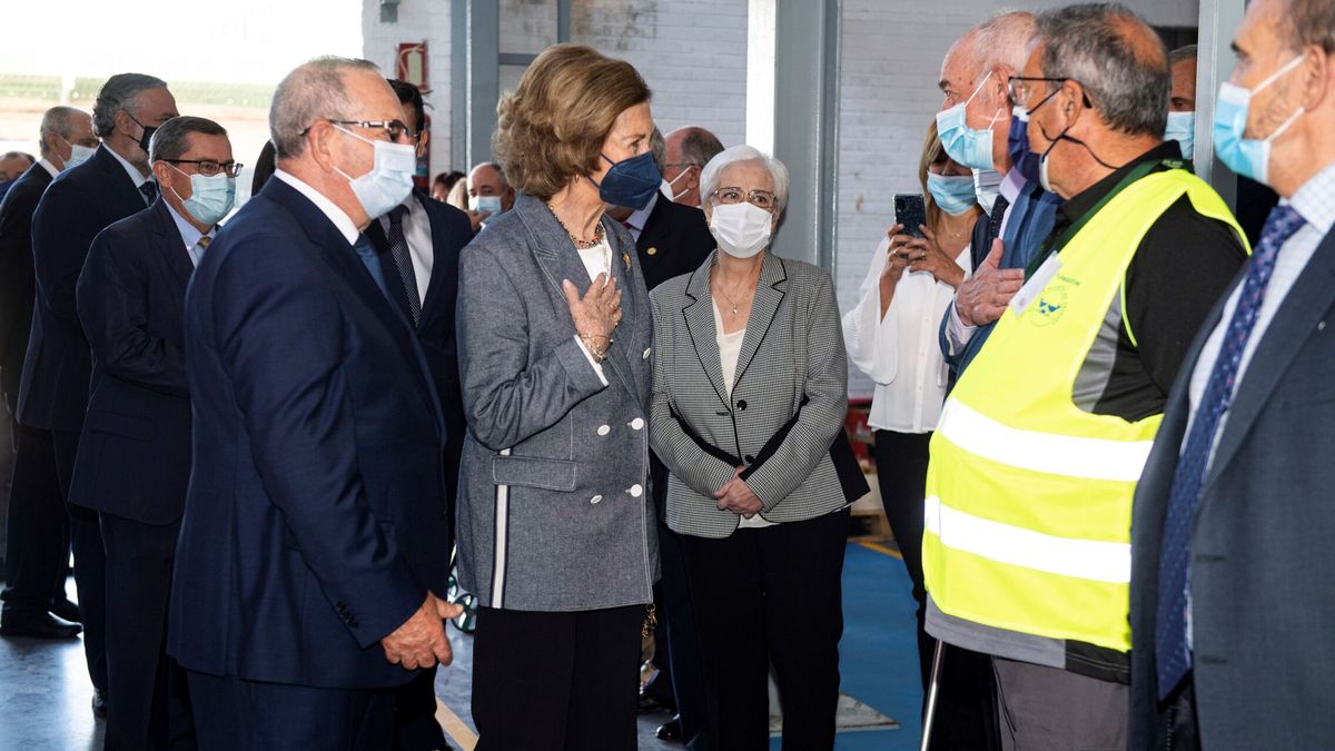 La reina Sofía, recibida con aplausos durante su visita al Banco de Alimentos de Granada