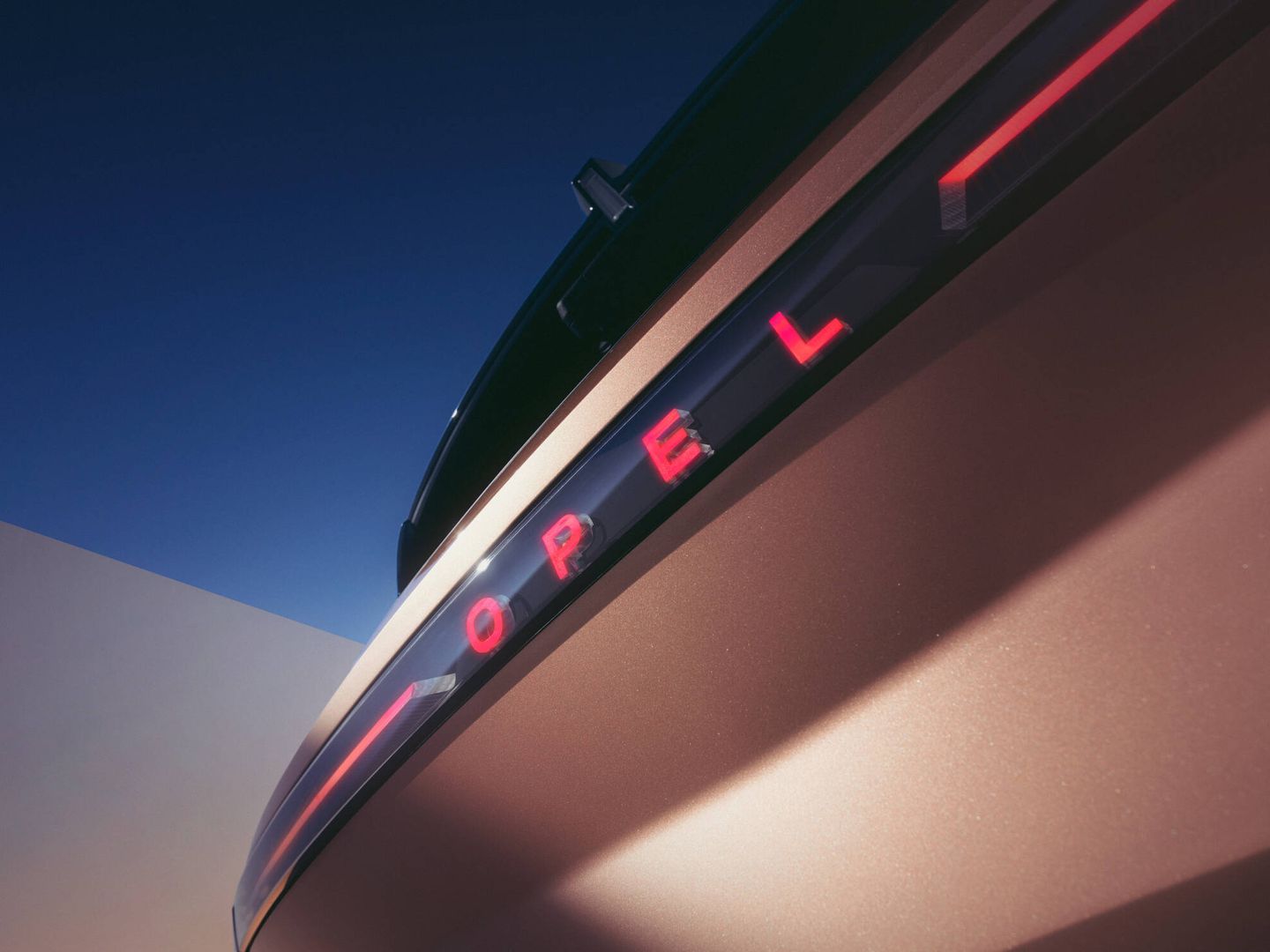 Como primicia en la marca, las letras Opel están iluminadas permanentemente en la trasera.
