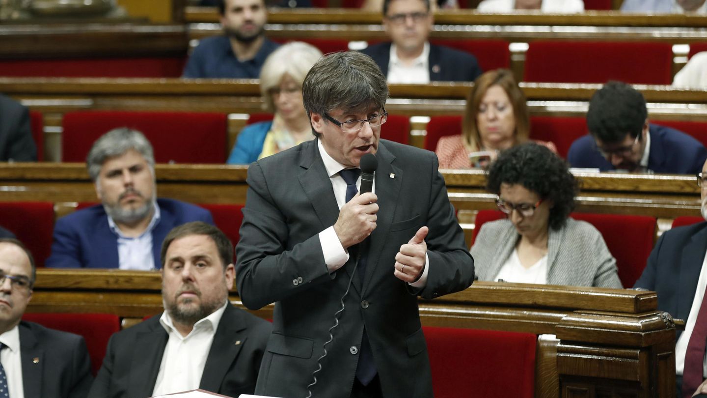 El presidente de la Generalitat, Carles Puigdemont, responde a una pregunta de la oposición. (EFE)