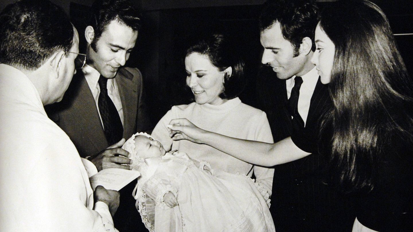 Isabel Preysler y Julio Iglesias bautizan a su primer hija en común, Chabeli. (Gtres)